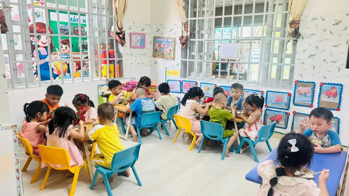 Bữa trưa ngon miệng và đủ dinh dưỡng tại Mầm non Hoàng Kim