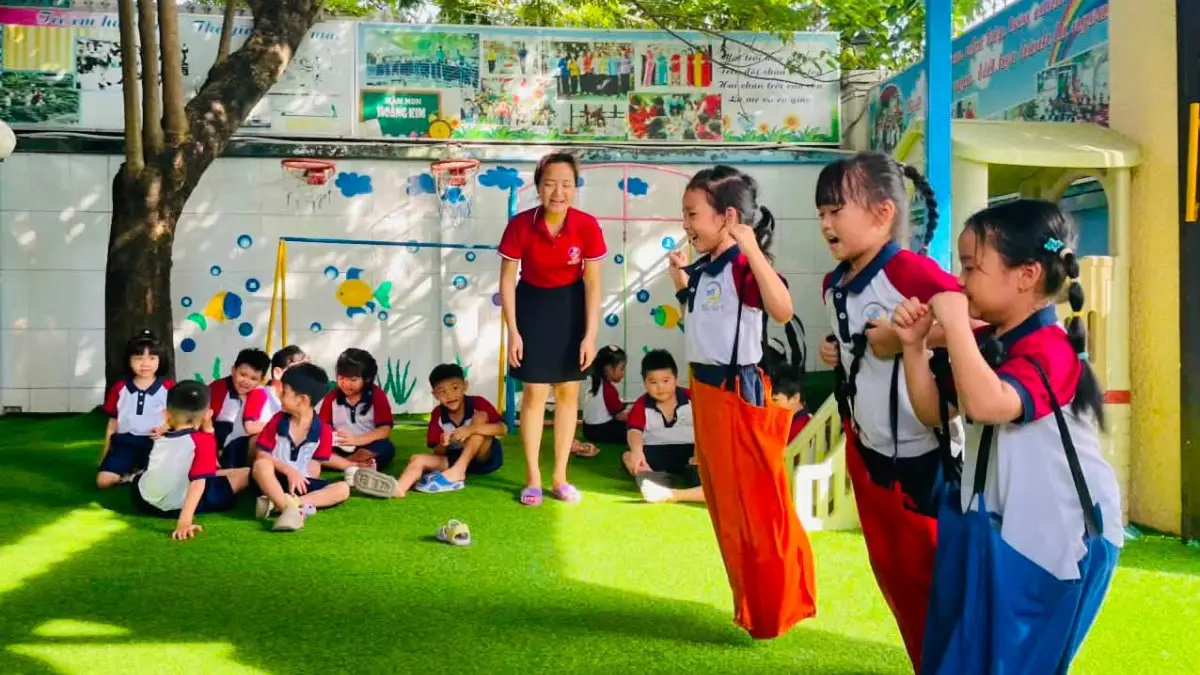 Trò chơi nhảy bao bố vui nhộn của lớp Voi Hồng