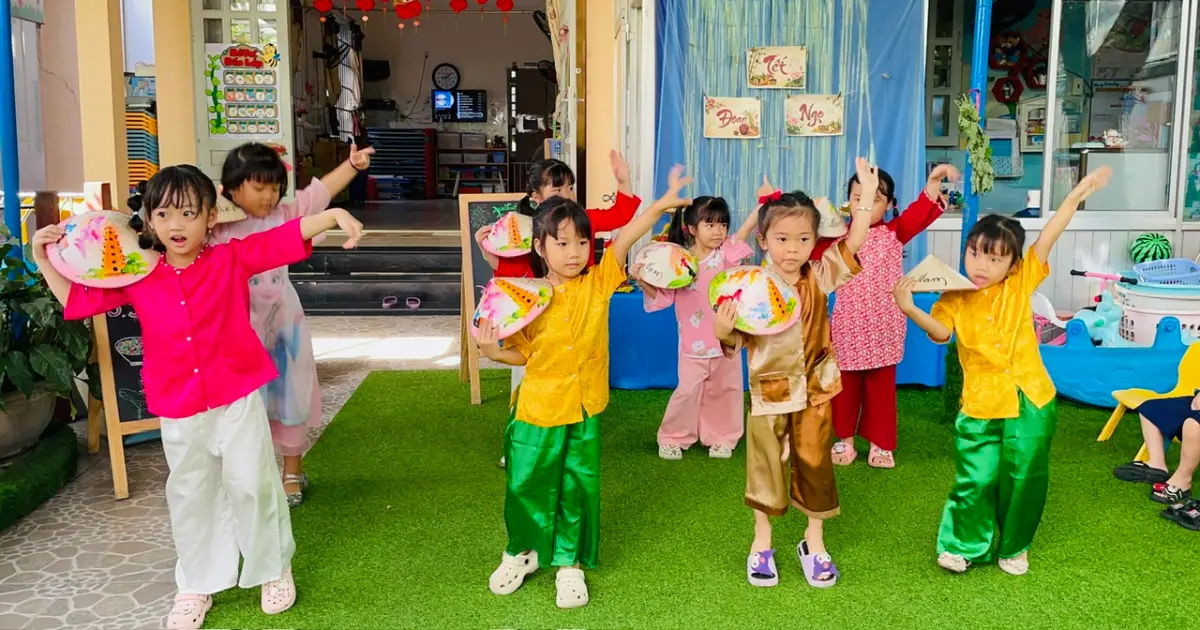 Các bé lớp Voi hồng múa mừng Tết Đoan Ngọ