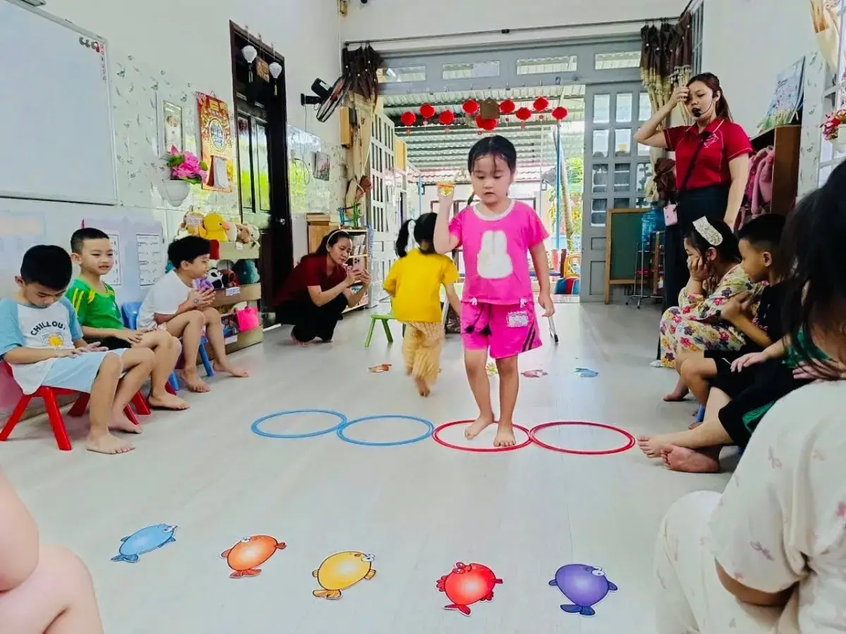 Bé học qua chơi tại Mầm non Hoàng Kim