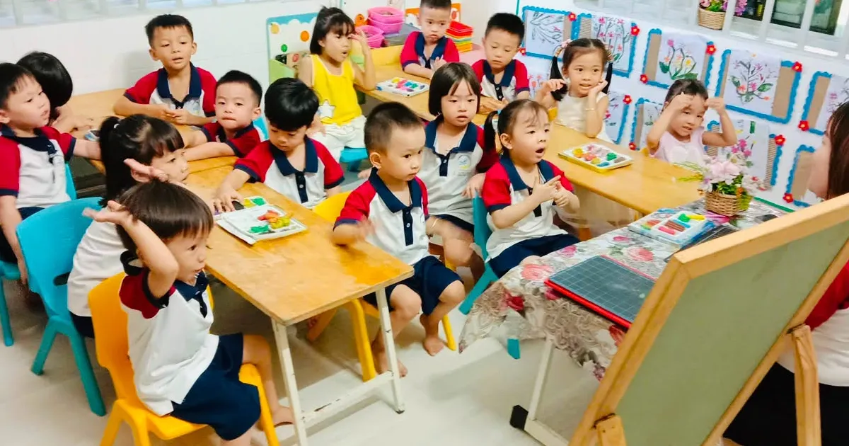 Các bé lớp Gấu Xám khởi động ngày mới tại Mầm non Hoàng Kim