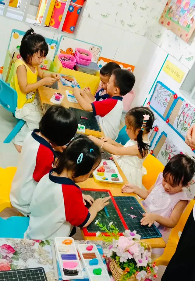 Các bé lớp Gấu Xám tham gia hoạt động học qua chơi