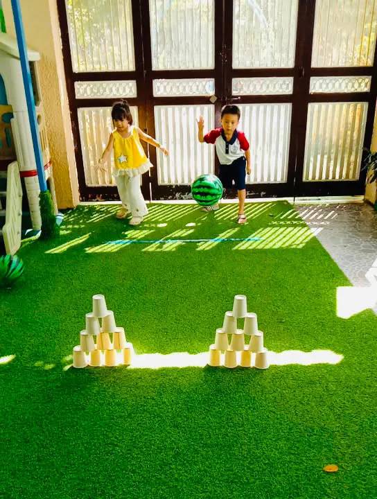 Lớp Gấu Xám vui chơi và giao tiếp cùng bạn bè