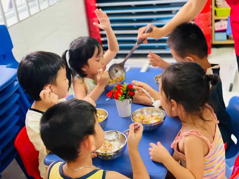 Phần ăn trưa được chuẩn bị gọn gàng cho các bé