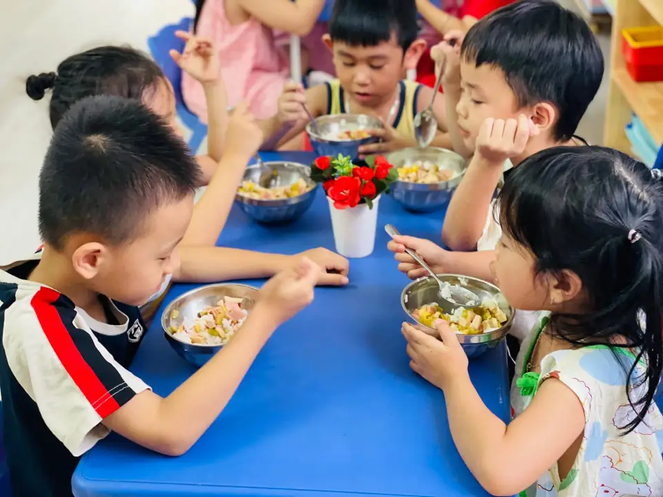 Món mặn và rau củ trong thực đơn bữa trưa của bé
