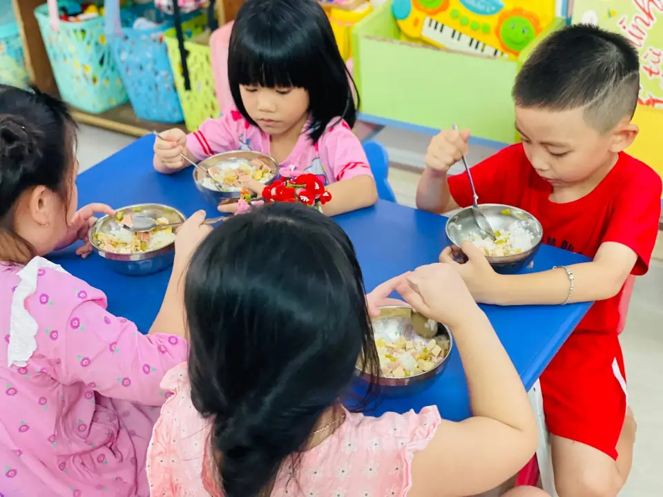 Bữa trưa nhiều màu sắc tại Mầm non Hoàng Kim