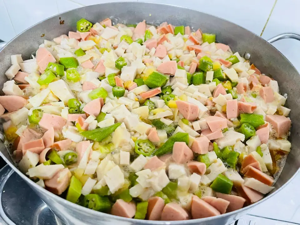 Món xúc xích và chả lụa xào rau củ trong thực đơn của bé