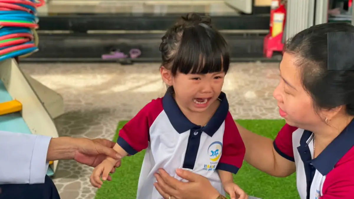 Bác sĩ khám sức khỏe định kỳ cho bé tại Mầm non Hoàng Kim
