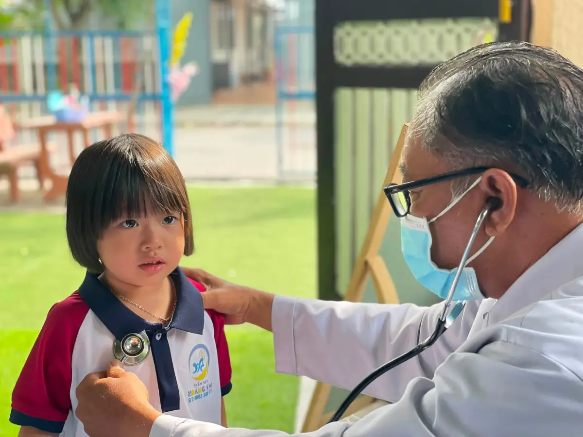 Bé được bác sĩ thăm khám sức khỏe tại trường