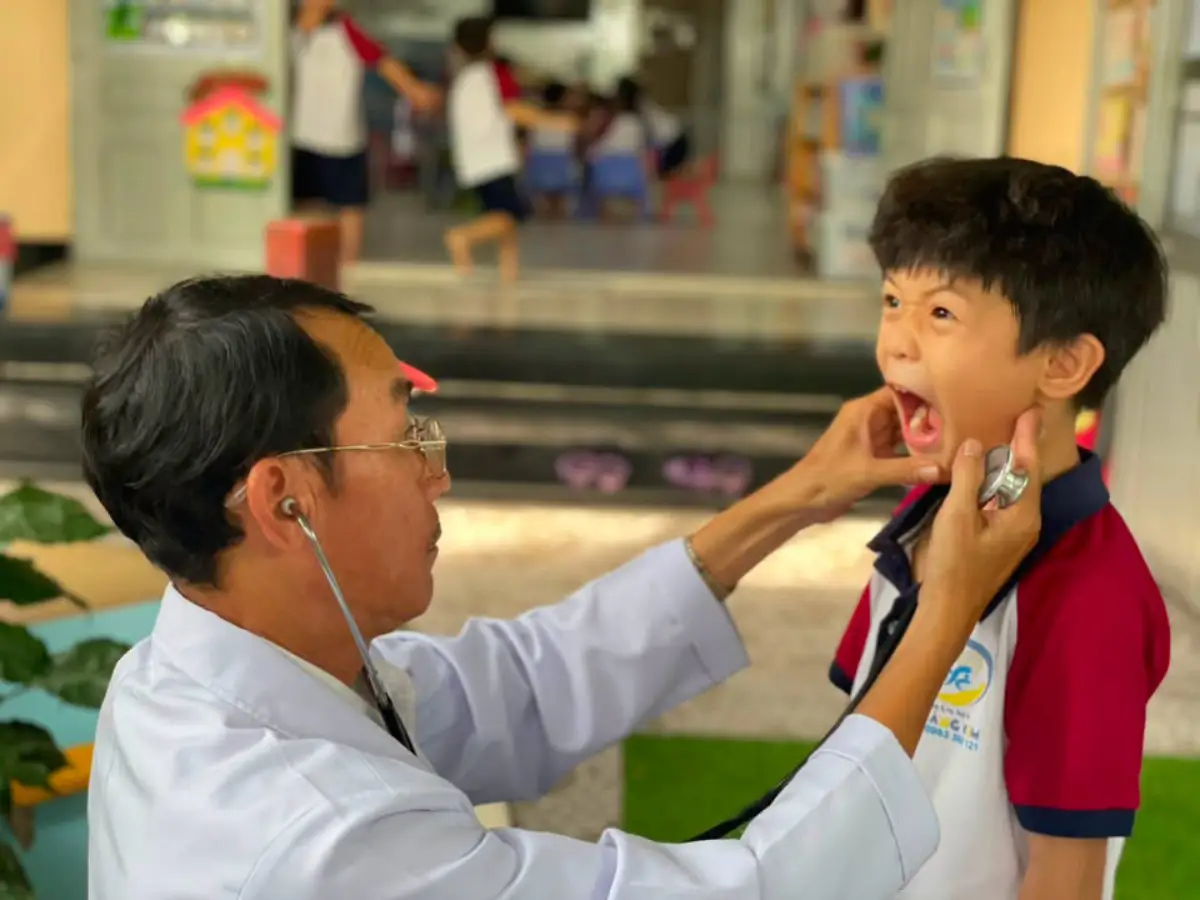 Bé hợp tác cùng bác sĩ trong buổi khám sức khỏe định kỳ