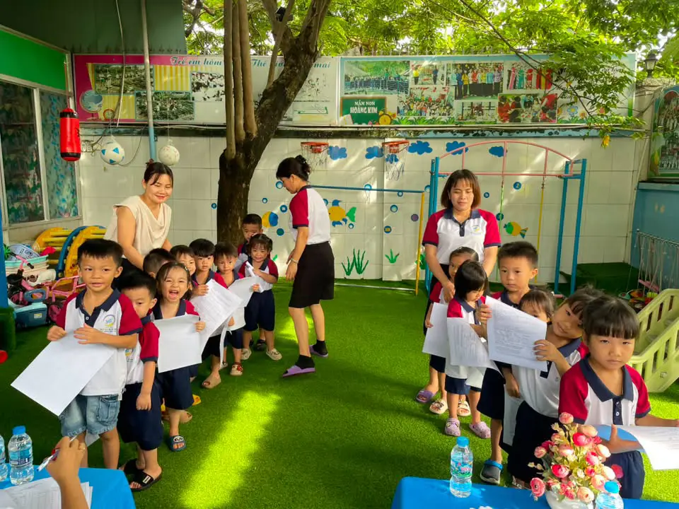 Các bé chờ đến lượt khám sức khỏe tại Mầm non Hoàng Kim