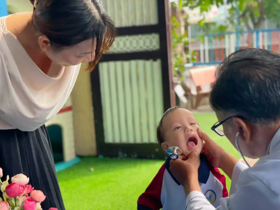 Hoạt động khám sức khỏe định kỳ tại Mầm non Hoàng Kim
