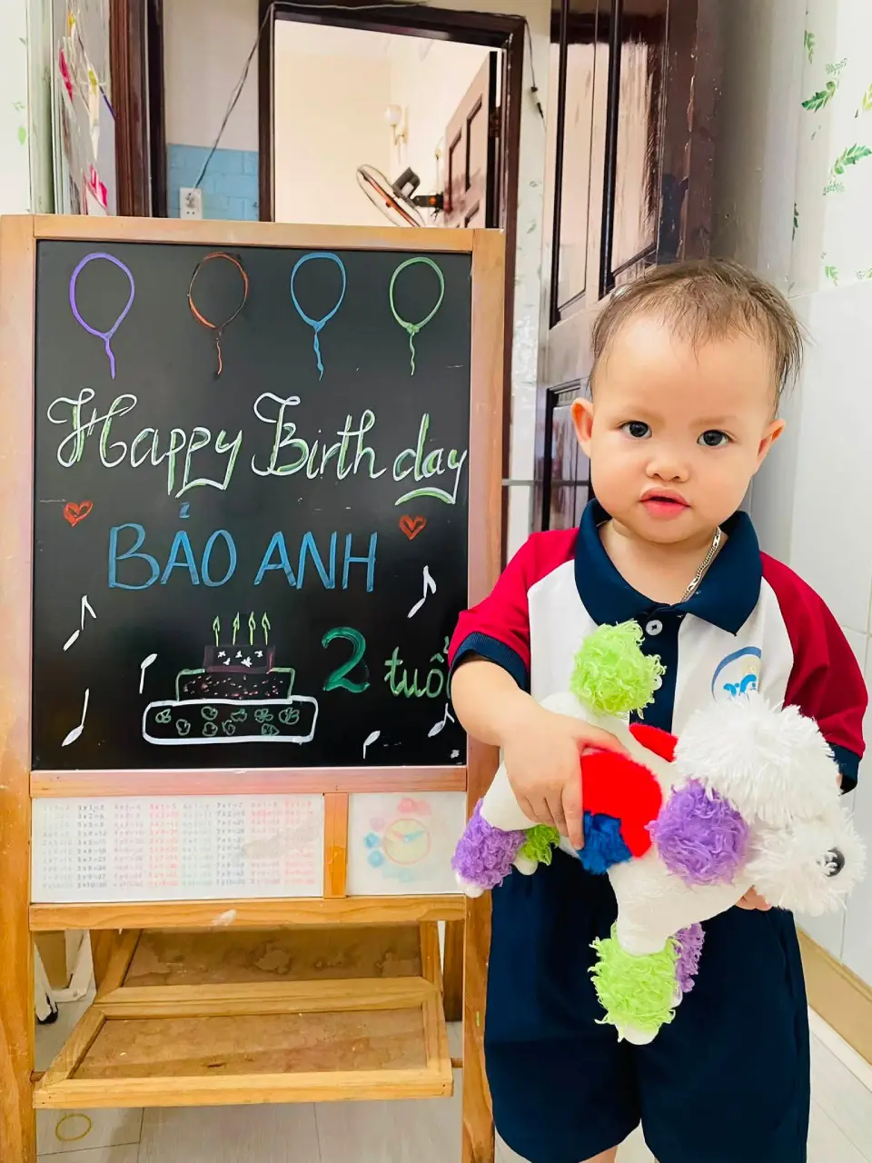 Bé Bảo Anh cầm thú bông trong ngày sinh nhật tại lớp