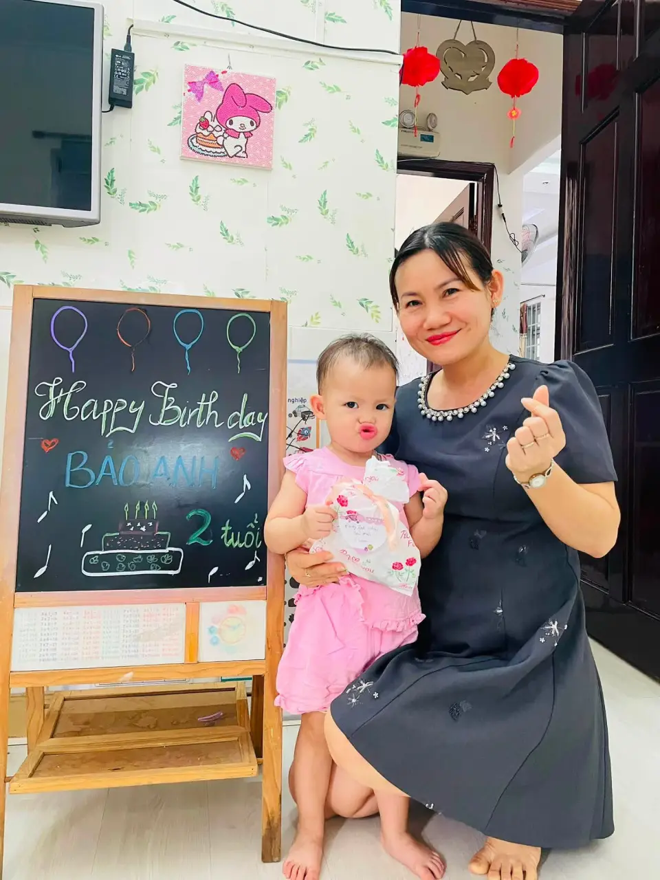 Bé Bảo Anh vui vẻ nhận quà trong ngày tròn 2 tuổi
