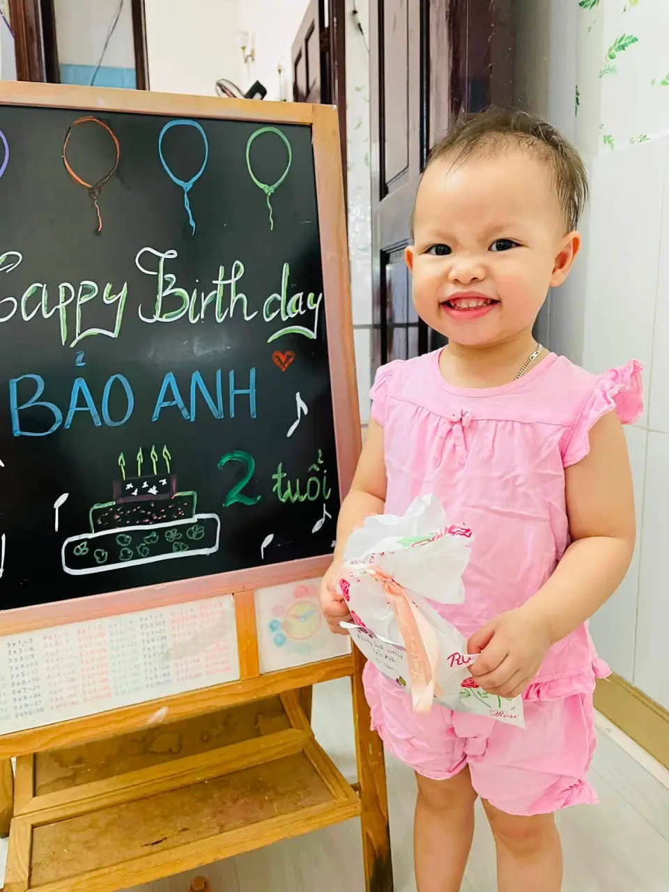 Nụ cười ngộ nghĩnh của bé Bảo Anh trong buổi sinh nhật