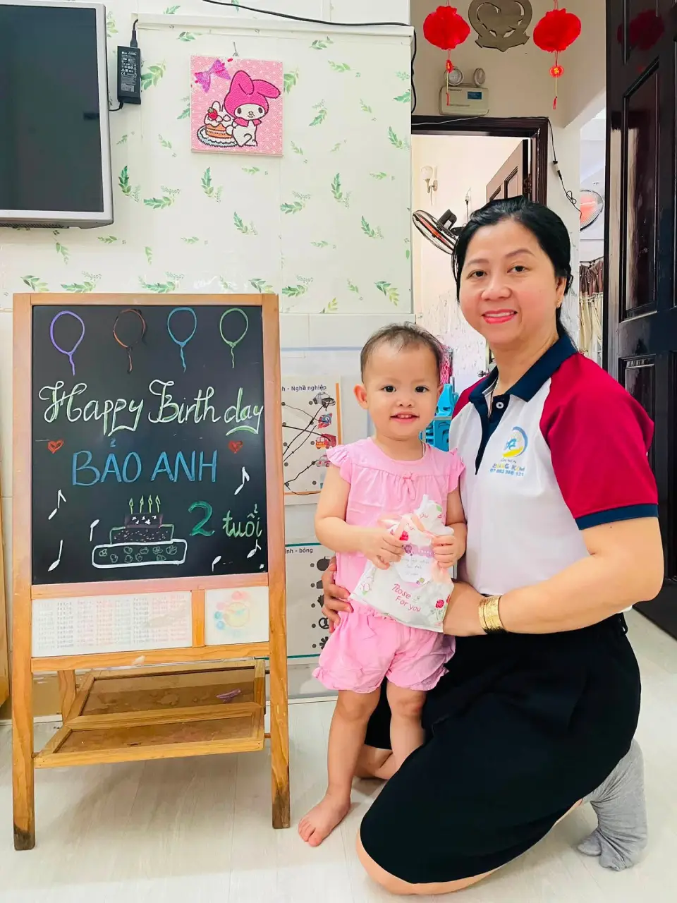 Cô giáo chụp ảnh lưu niệm cùng bé Bảo Anh