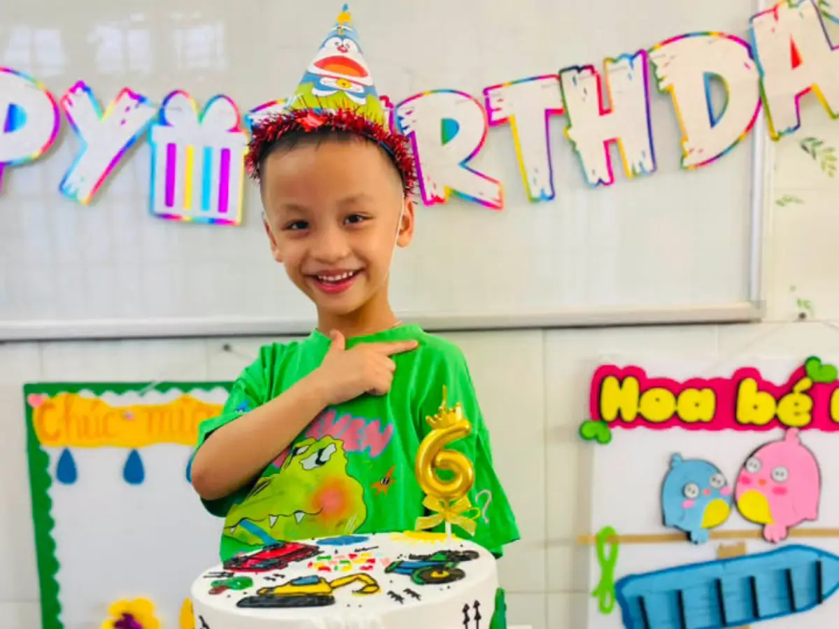 Nụ cười rạng rỡ của bé Phúc Lâm trong ngày sinh nhật