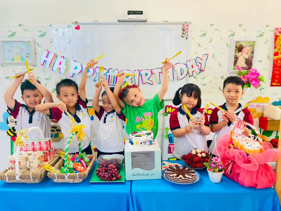 Khoảnh khắc vui tươi của bé trong buổi sinh nhật tại trường