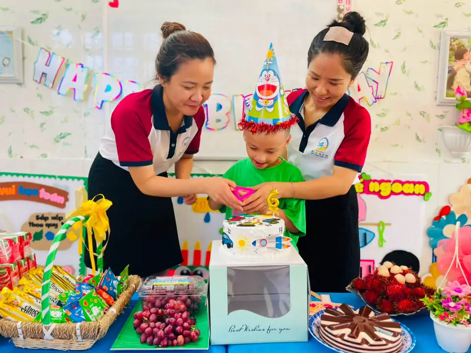 Bé Phúc Lâm hào hứng đón sinh nhật cùng cô và các bạn