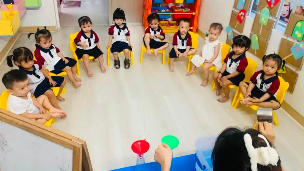 Các bé lớp Sóc Nâu tham gia giờ học rót nước bằng phễu