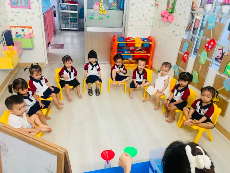 Các bé lớp Sóc Nâu quan sát bạn tham gia hoạt động