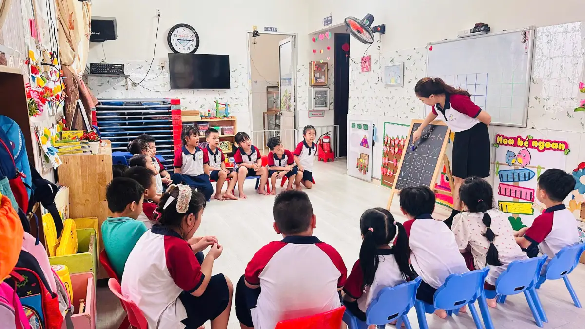 Các bé tham gia giờ học Voi hồng tại Mầm non Hoàng Kim
