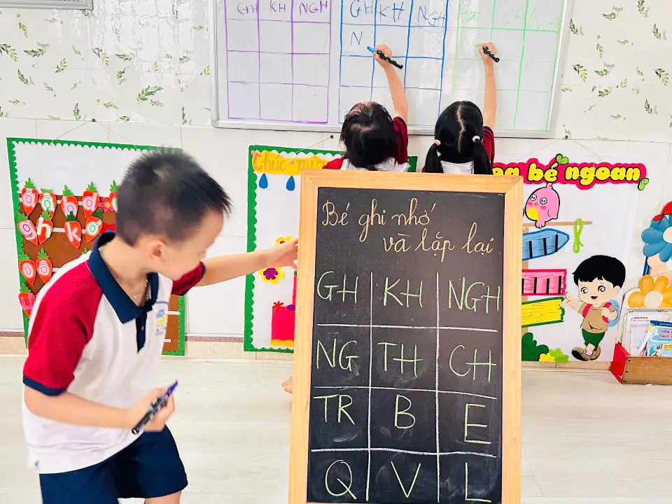 Niềm vui của bé trong giờ học tại Mầm non Hoàng Kim