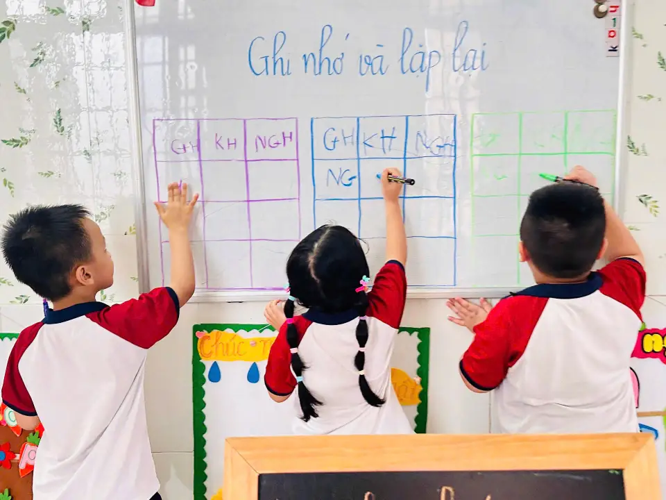 Bé quan sát hình ảnh Voi hồng trong giờ học