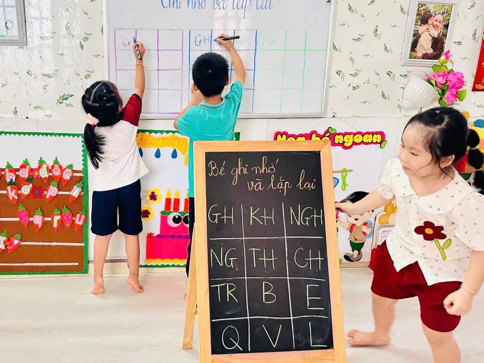 Cô giáo hướng dẫn bé nhận biết trong hoạt động Voi hồng