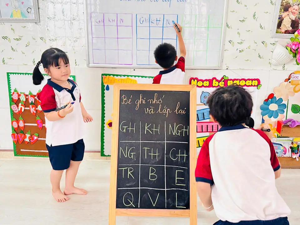 Khoảnh khắc bé chăm chú trong giờ học Voi hồng