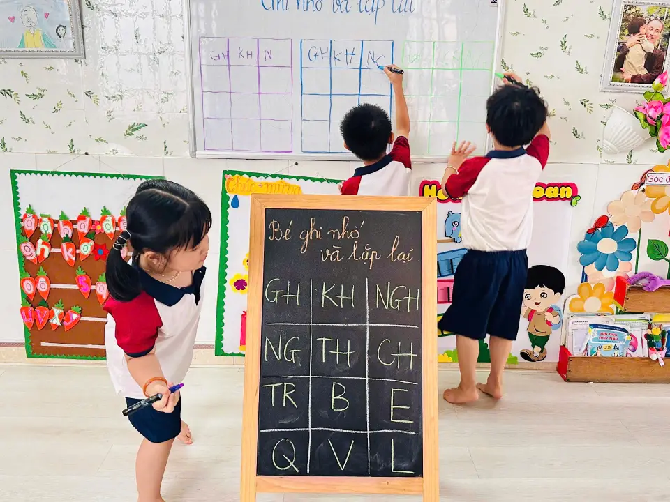 Các bé hào hứng tham gia hoạt động học tập cùng cô