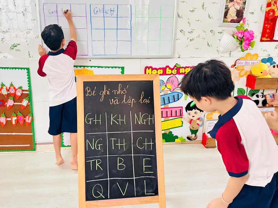 Bé tự tin tương tác trong giờ học tại Mầm non Hoàng Kim