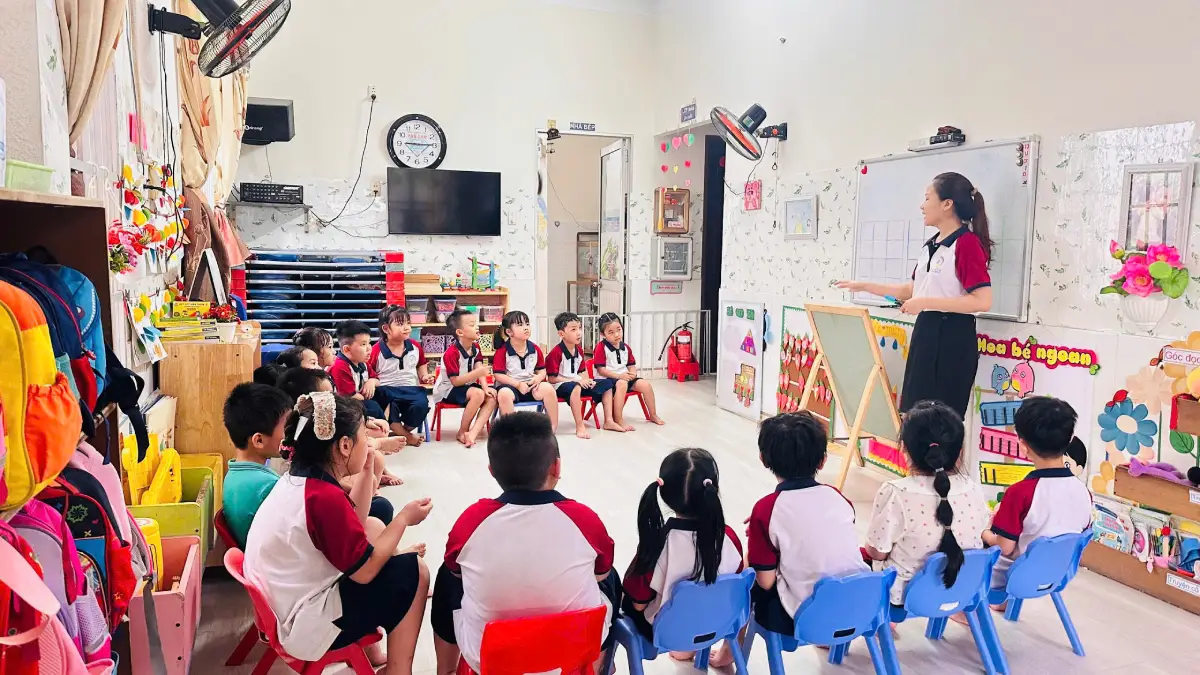 Bé lớp mầm non tham gia hoạt động nhận biết cùng bạn