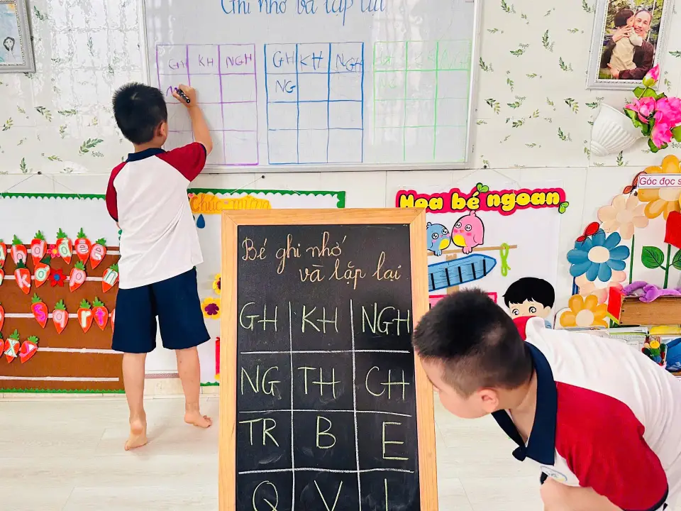 Cô giáo đồng hành cùng bé trong giờ học Voi hồng