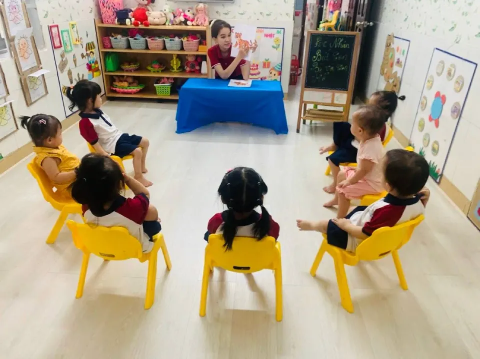 Các bé lớp Sóc Nâu tham gia giờ học nhận biết phân biệt