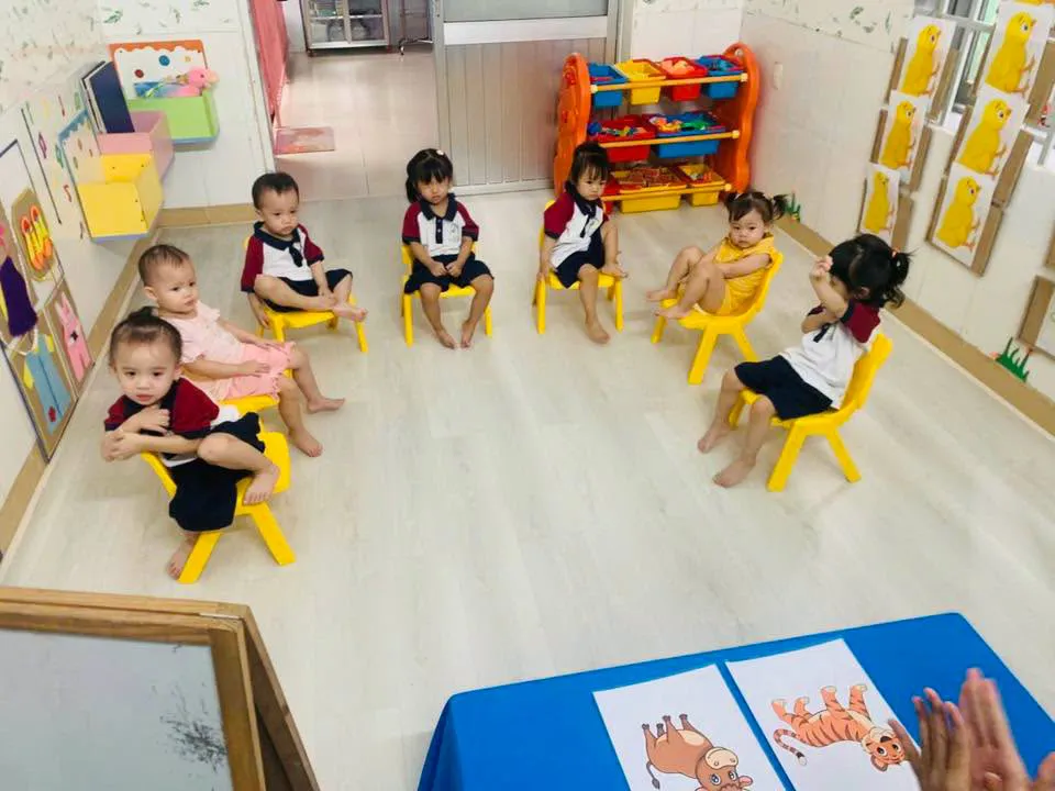 Bé lớp Sóc Nâu quan sát và trả lời trong giờ học