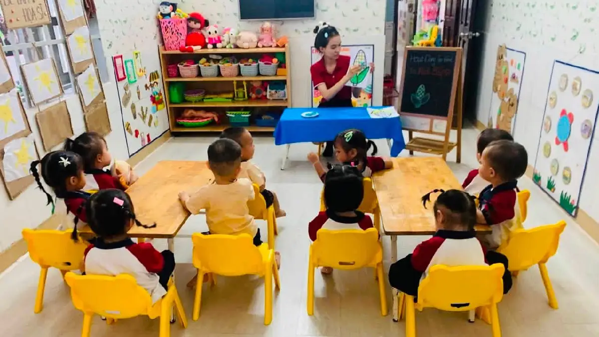 Cô hướng dẫn các bé lớp Sóc Nâu tạo hình bắp ngô bằng màu nước