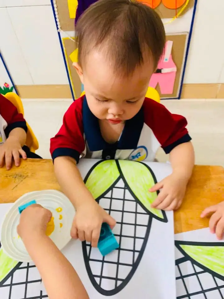 Các bé lớp Sóc Nâu chuẩn bị thực hiện bài tạo hình bằng màu nước