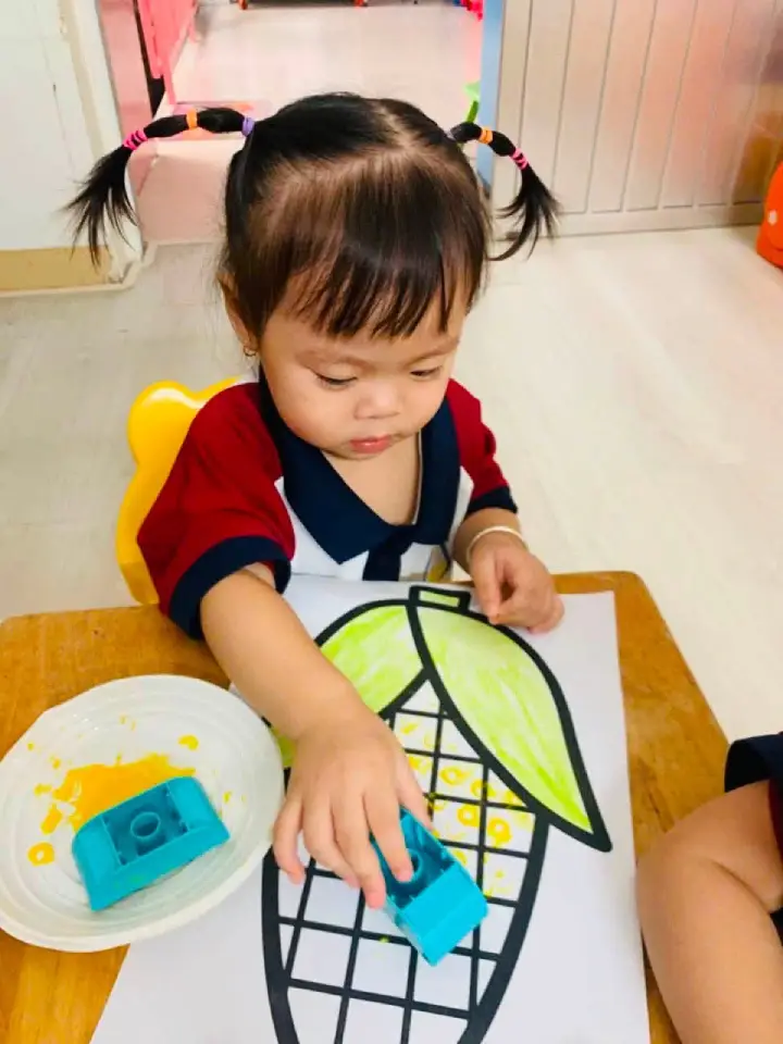 Bé tập trung hoàn thiện sản phẩm tạo hình bắp ngô