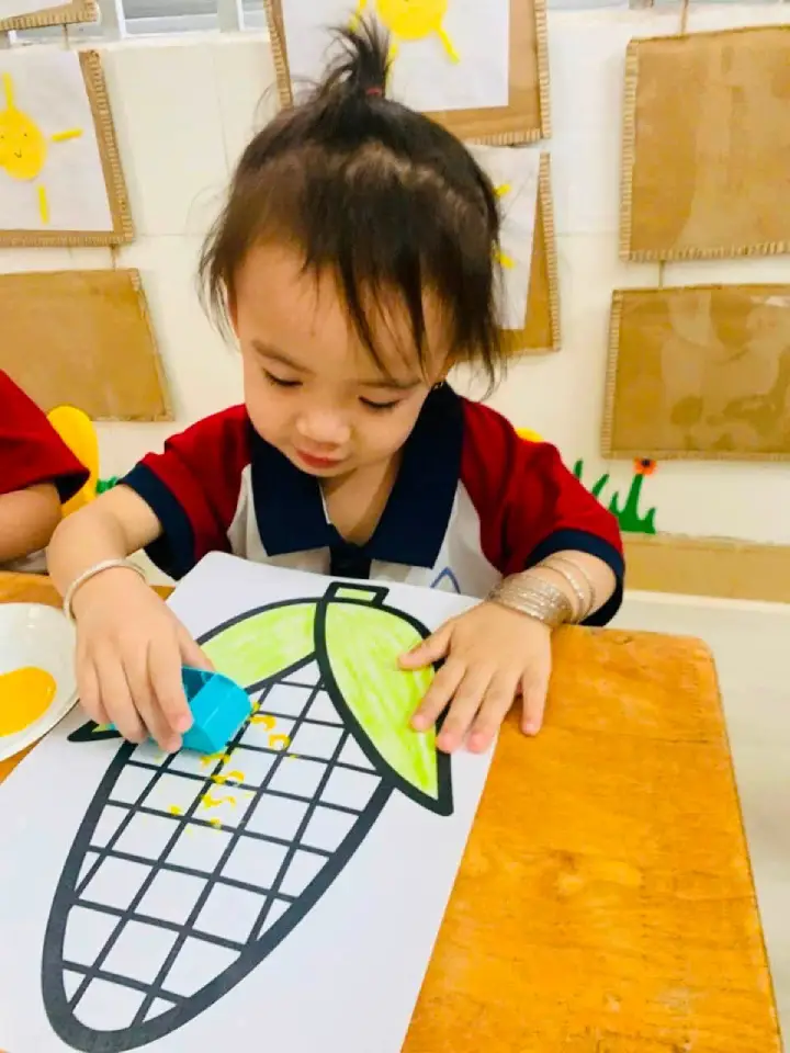 Sản phẩm tạo hình bắp ngô bằng màu nước của bé lớp Sóc Nâu