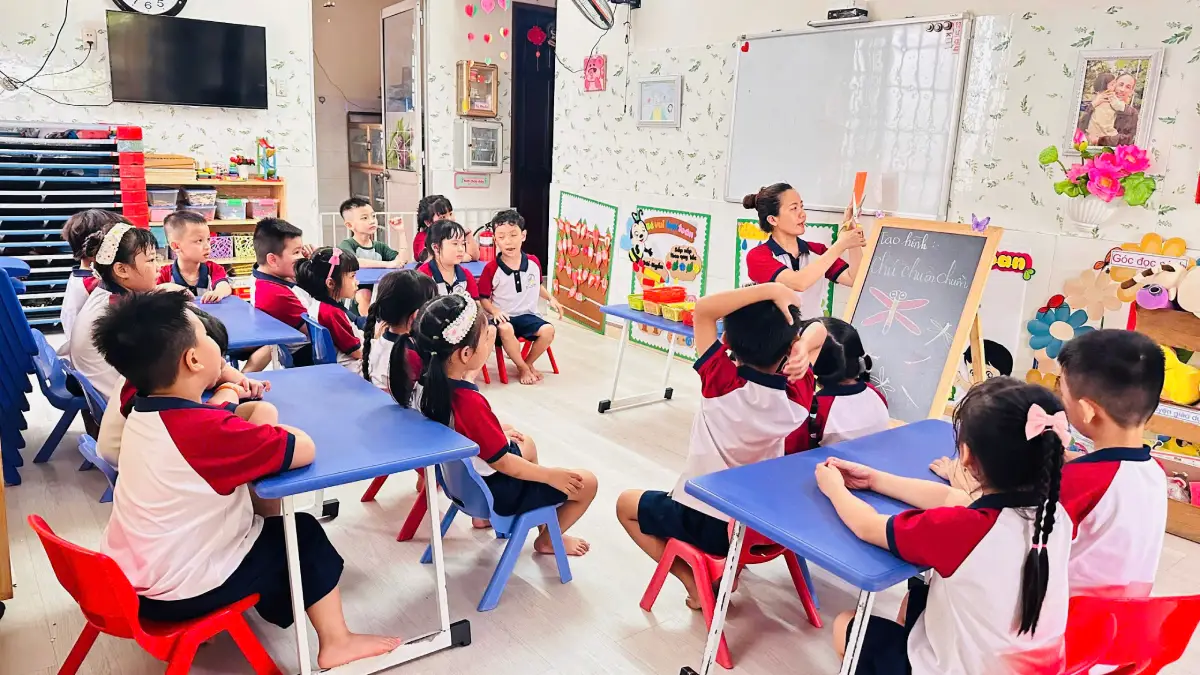 Các bé lớp Voi Hồng tìm hiểu về chú chuồn chuồn trước hoạt động tạo hình