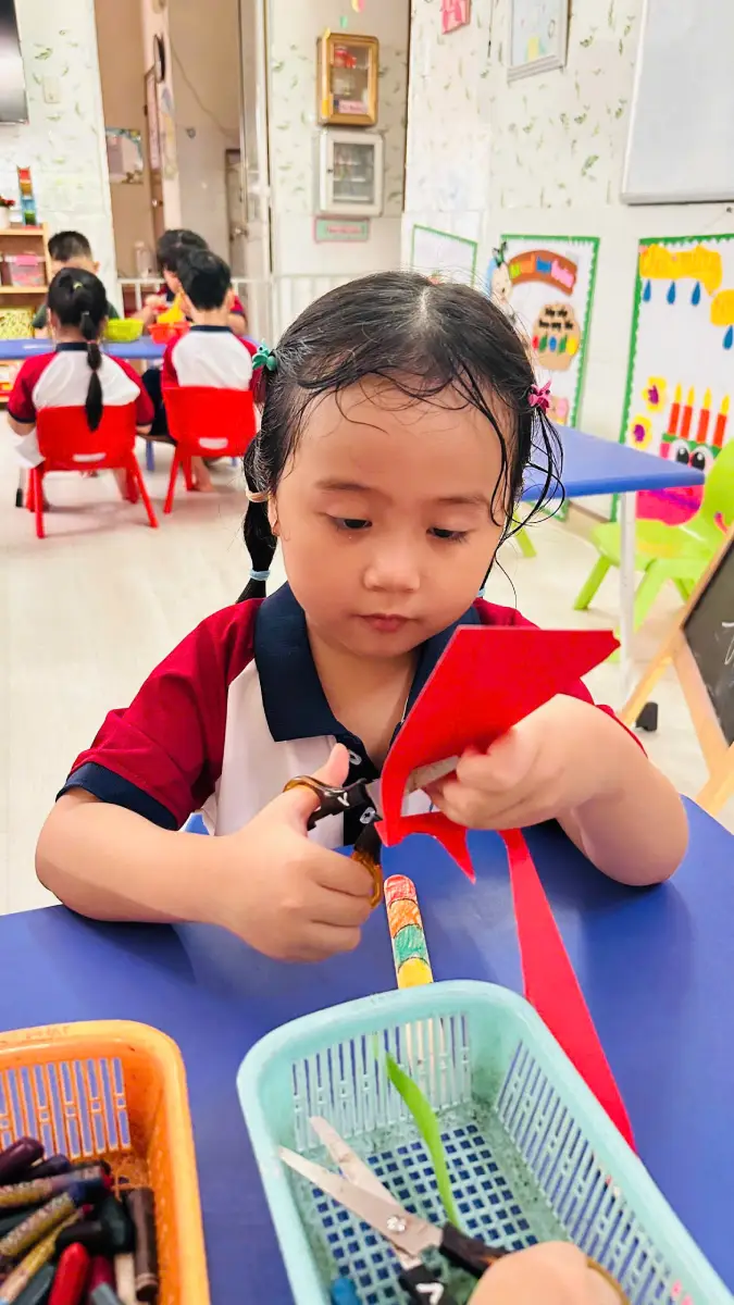 Bé lớp Voi Hồng tập trung hoàn thiện chú chuồn chuồn giấy