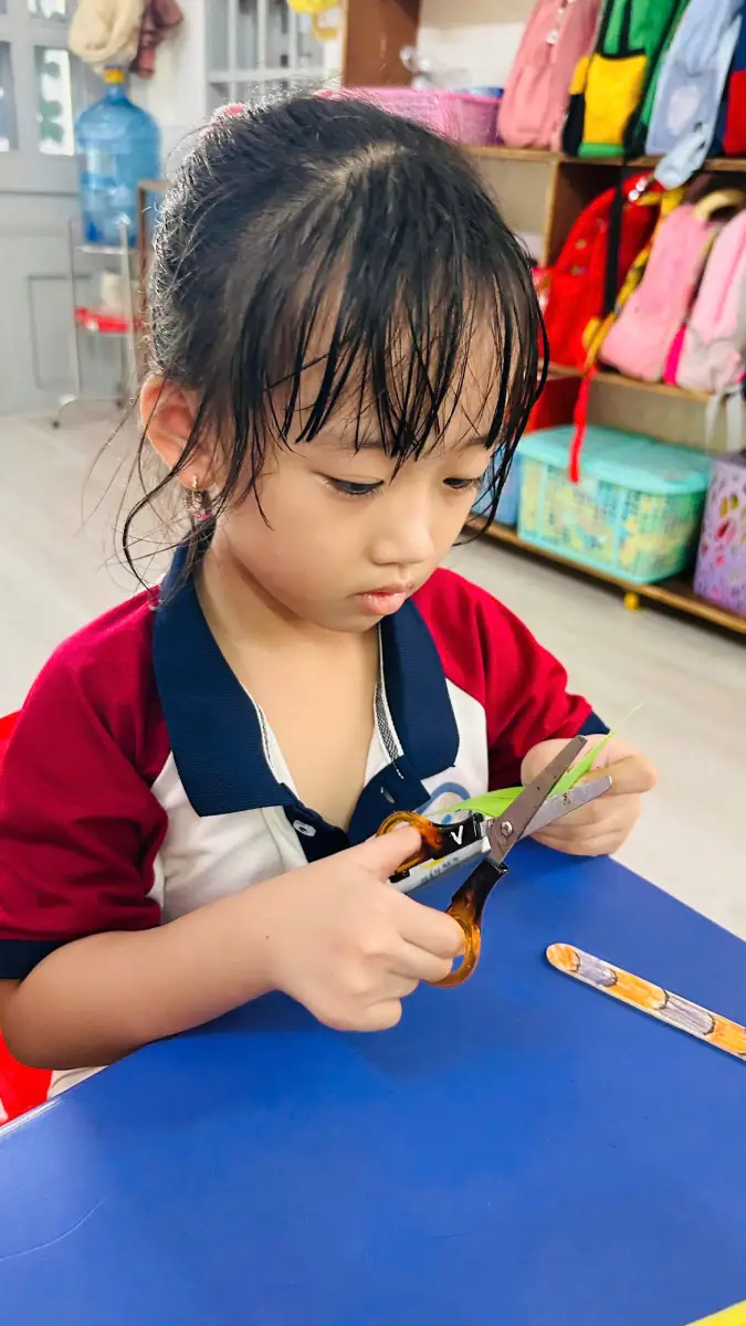 Bé vui vẻ trang trí sản phẩm tạo hình của mình