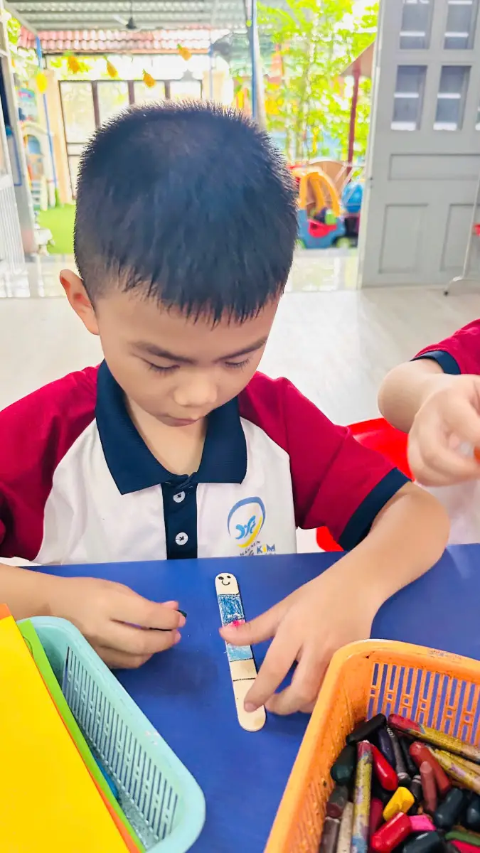 Các bé cùng nhau thực hiện hoạt động tạo hình tại lớp