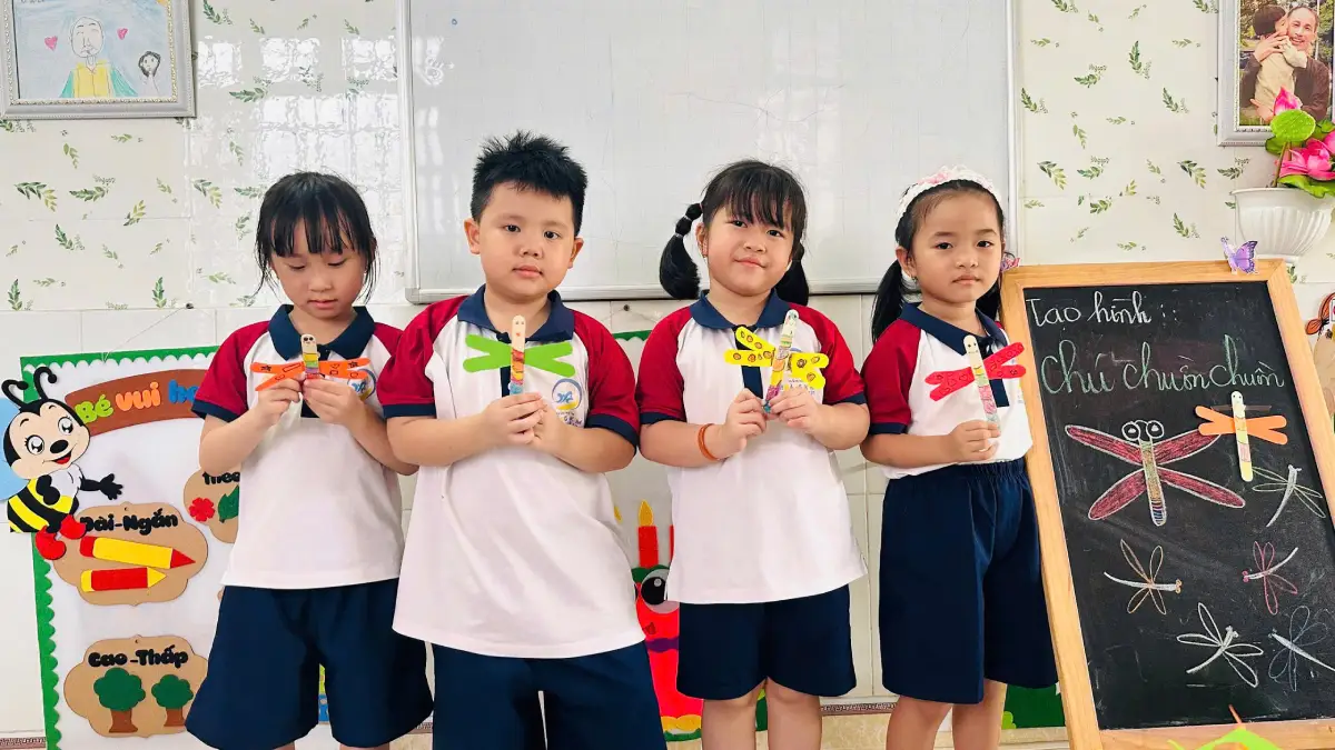 Các bé lớp Voi Hồng khoe những chú chuồn chuồn vừa hoàn thành