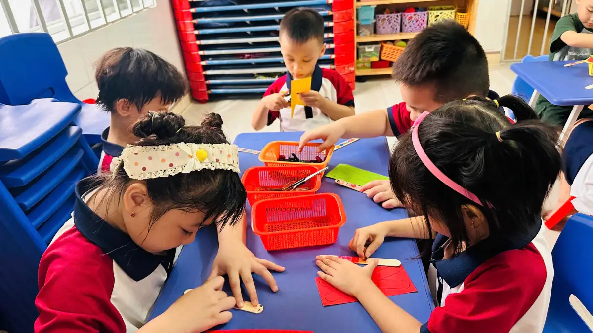 Các bé chăm chú quan sát mẫu chú chuồn chuồn trong giờ học