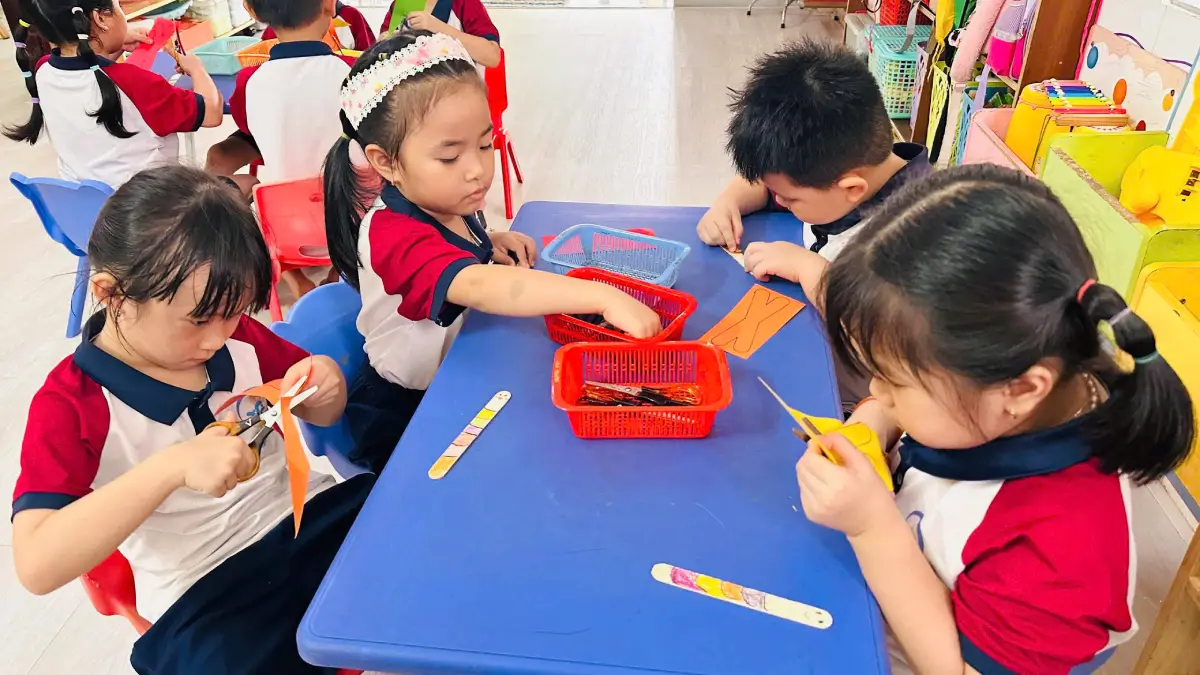 Các bé lớp Voi Hồng hào hứng tham gia hoạt động tạo hình