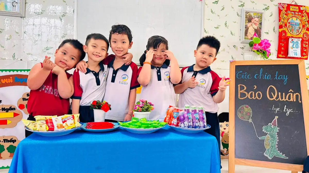 Bé Bảo Quân trong buổi tiệc chia tay tại Mầm non Hoàng Kim