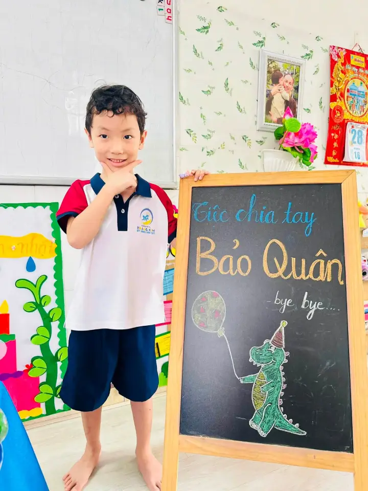 Khoảnh khắc chia tay đầy yêu thương của bé Bảo Quân