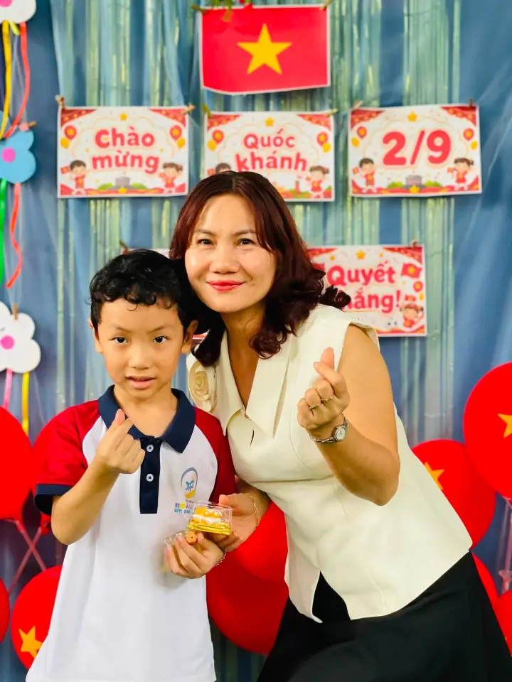 Bé Bảo Quân lưu lại kỷ niệm tại Mầm non Hoàng Kim